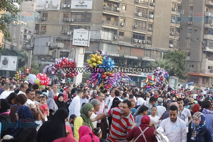 فرحة المصريين بعد صلاة عيد الأضحى في مصطفى محمود (صور)
