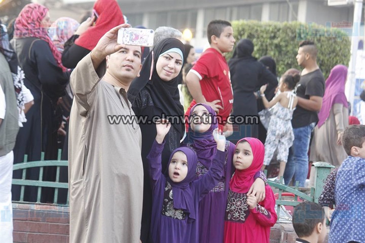 فرحة المصريين بعد صلاة عيد الأضحى في مصطفى محمود (صور)