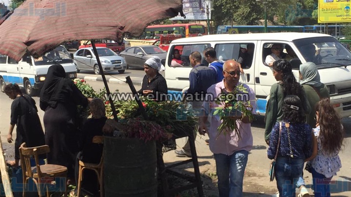 بالفيديو.. تخليدا لذكراهم.. "الورد" أبرز عادات زيارة المقابر