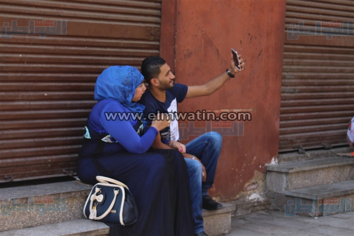 بالصور.. "السيلفي في أحضان المعز".. هكذا احتفل الشباب بالعيد