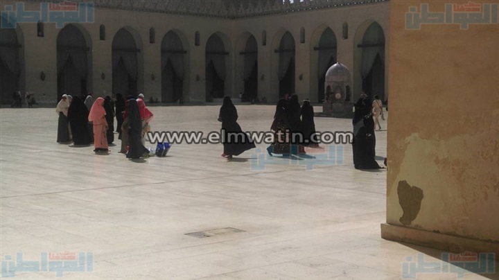 بالصور.. المواطنون يحتفلون بالعيد داخل مسجد المعز