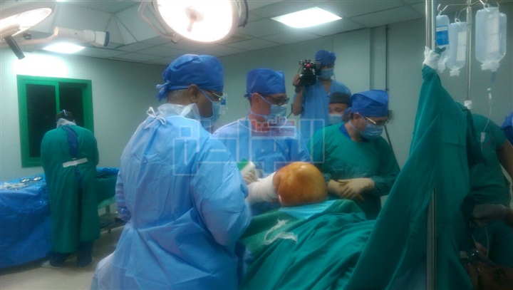 وزير الصحة يشهد إجراء جراحات العظام لمرضى الأقصر 