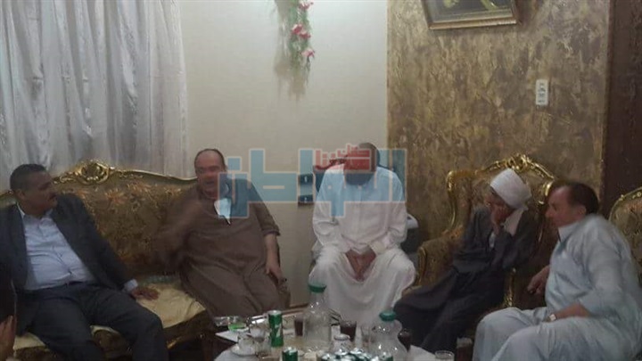 بالصور.. نائب برلماني يناقش مشاكل قرية "طبهار" بالفيوم 