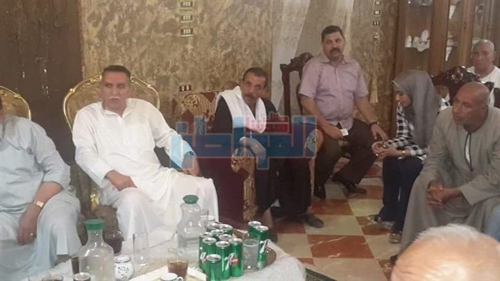 بالصور.. نائب برلماني يناقش مشاكل قرية "طبهار" بالفيوم 