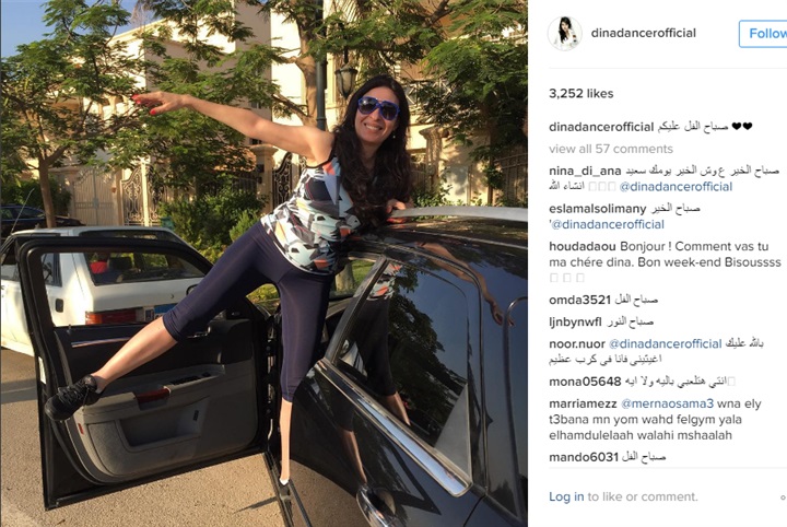 دينا تشارك جمهورها بصورة مع سيارتها الجديدة 