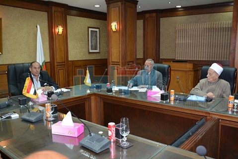 محافظ سوهاج يترأس اجتماع لمواجهة التطرف الدينى 