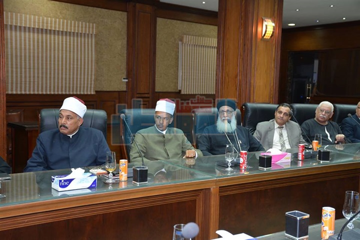 محافظ سوهاج يترأس اجتماع لمواجهة التطرف الدينى 