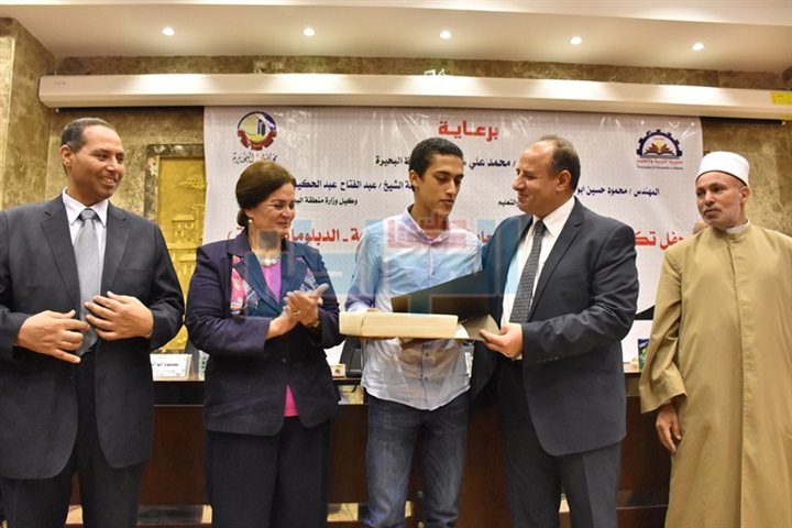 بالأسماء والصور.. محافظ البحيرة يكرم أوائل شهادات الثانوية العامة والأزهرية والدبلومات الفنية