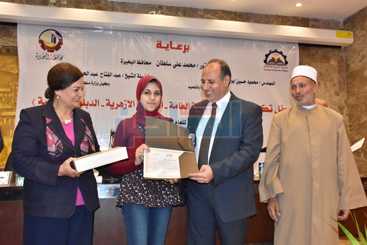 بالأسماء والصور.. محافظ البحيرة يكرم أوائل شهادات الثانوية العامة والأزهرية والدبلومات الفنية