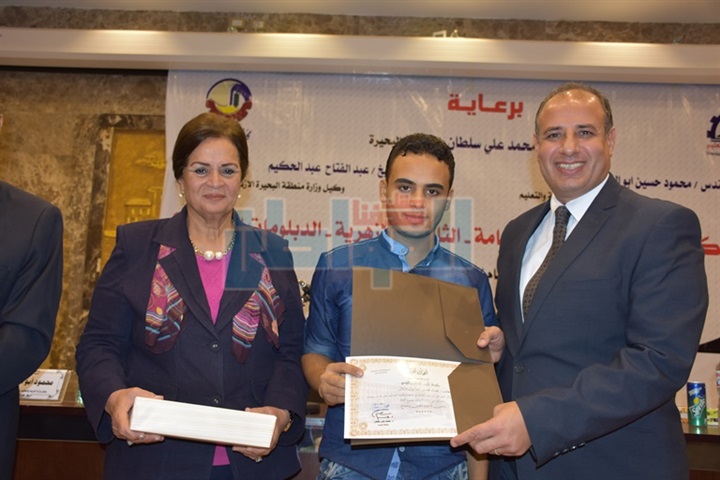 بالأسماء والصور.. محافظ البحيرة يكرم أوائل شهادات الثانوية العامة والأزهرية والدبلومات الفنية