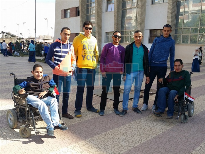 بالصور.. توأم بالمنيا يبتكر "كرسي" بتكنولوجيا جديدة لذوي الاحتياجات الخاصة.. ومحافظة المنيا تتجاهلهما.. ومحافظة أخرى تكرمهما
