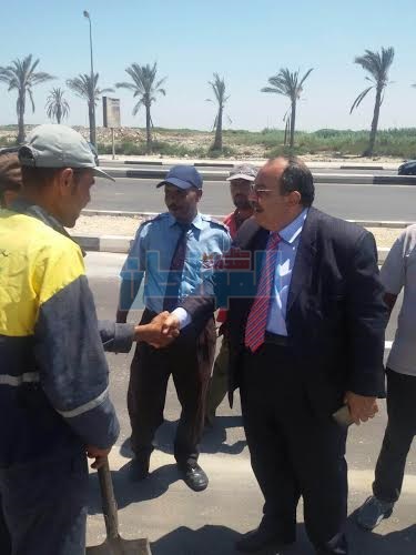 بالصور.. محافظ الإسكندرية يقدم الشكر لعمال النظافة 
