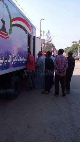 بالصور.. الجيش يوفر مواد غذائية لمحدودى الدخل بالشرقية