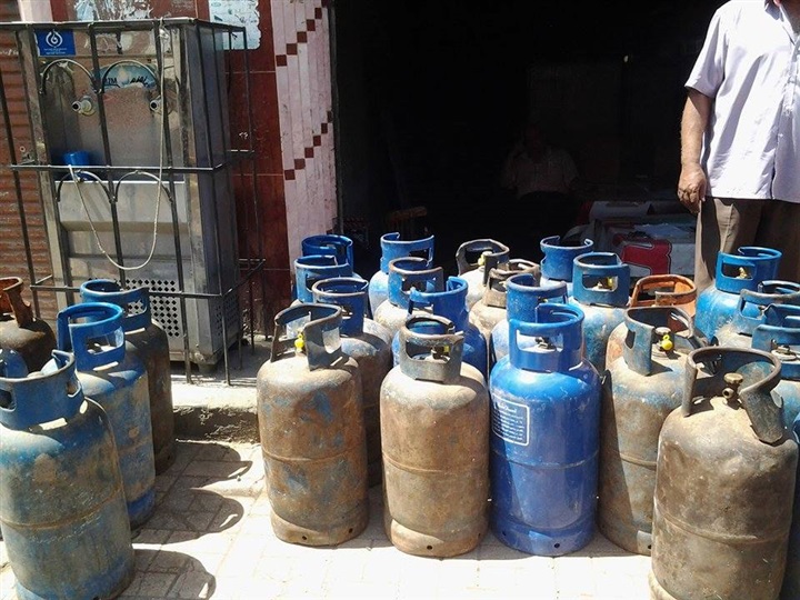 بالصور.. ضبط 21 إسطوانة غاز قبل بيعها بالسوق السوداء فى أبوتيج 