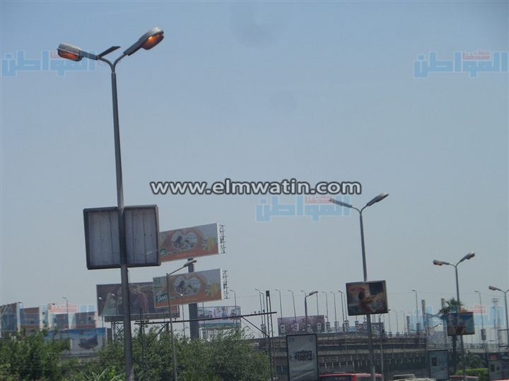 بالصور.. أعمدة الإنارة تضىء شارع رمسيس فى "عز الظهر"
