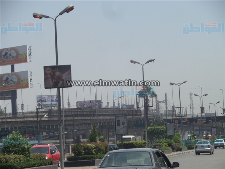 بالصور.. أعمدة الإنارة تضىء شارع رمسيس فى "عز الظهر"