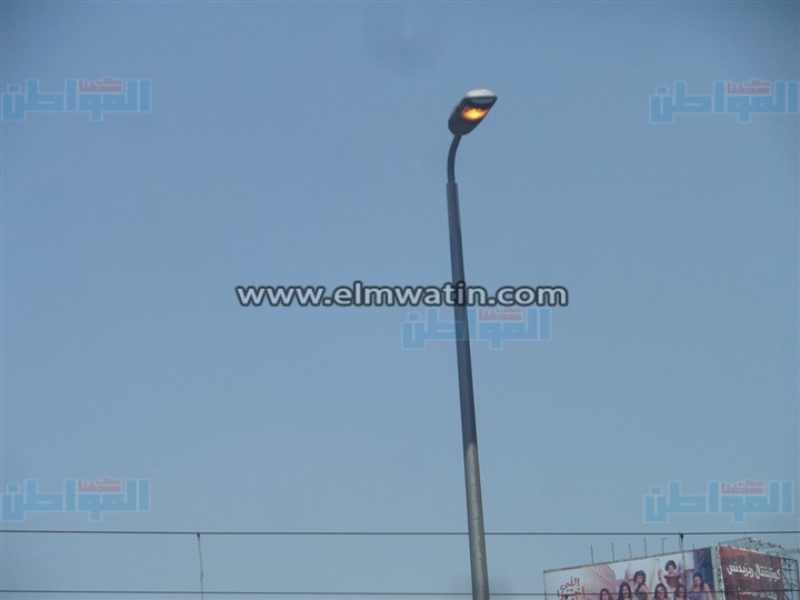 بالصور.. أعمدة الإنارة تضىء شارع رمسيس فى "عز الظهر"