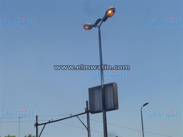 بالصور.. أعمدة الإنارة تضىء شارع رمسيس فى "عز الظهر"