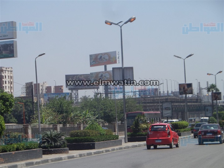 بالصور.. أعمدة الإنارة تضىء شارع رمسيس فى "عز الظهر"