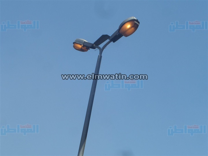 بالصور.. أعمدة الإنارة تضىء شارع رمسيس فى "عز الظهر"