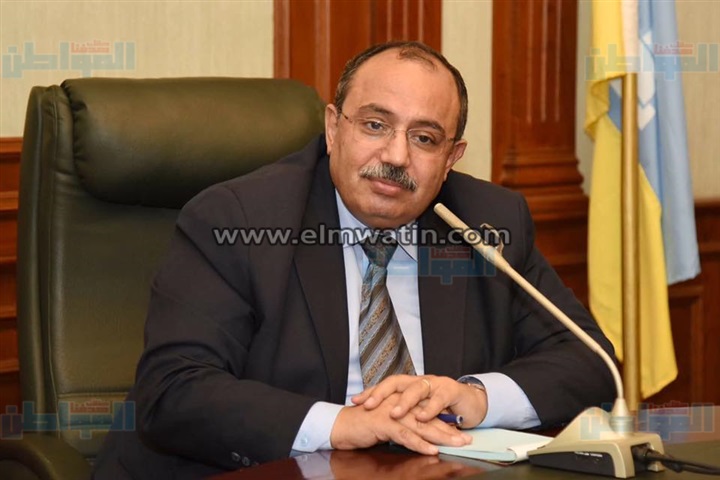 بالصور.. محافظ الإسكندرية يعقد اجتماعا ًمع الباعة بسوق الثلاثين