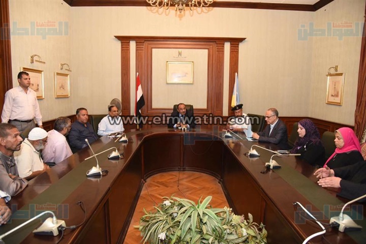 بالصور.. محافظ الإسكندرية يعقد اجتماعا ًمع الباعة بسوق الثلاثين