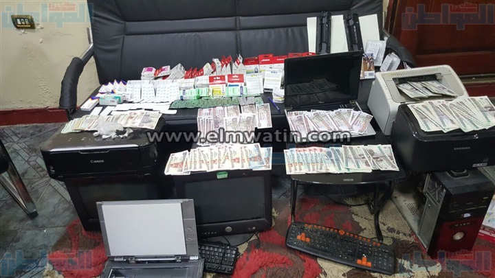 بالصور.. ضبط مزور عملة بالبحيرة بحوزته 23 ألف جنية مزورة