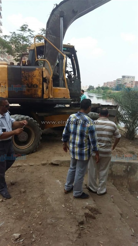 بالصور.. إزالة التعديات على نهر النيل ببنها