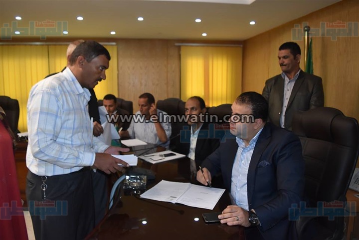 بالصور.. محافظ الفيوم يفتح باب التظلمات للحالات الإنسانية للمعلمين