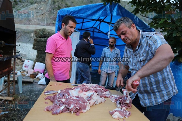بالصور.. راعي أغنام يقدم لزبائنه اللحوم مجانا فى تركيا