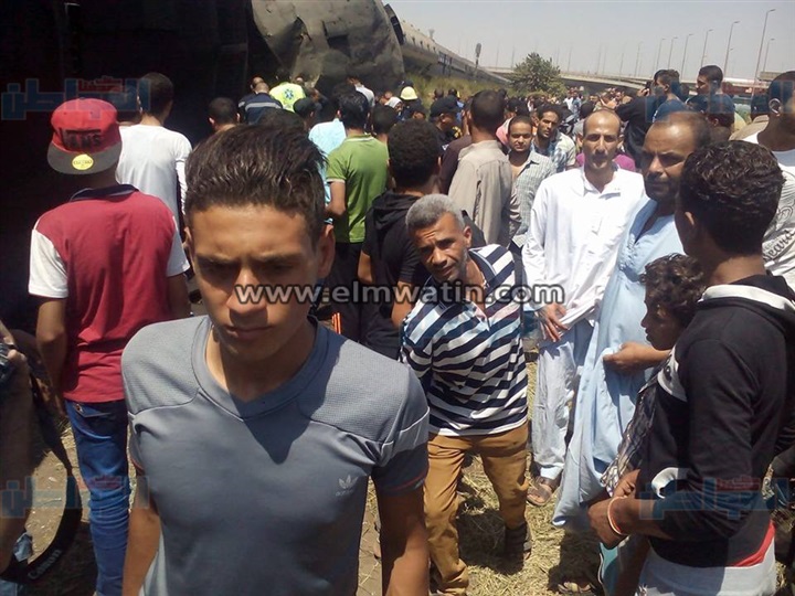 بالصور.. الأهالي يساعدون مصابي انقلاب قطار العياط