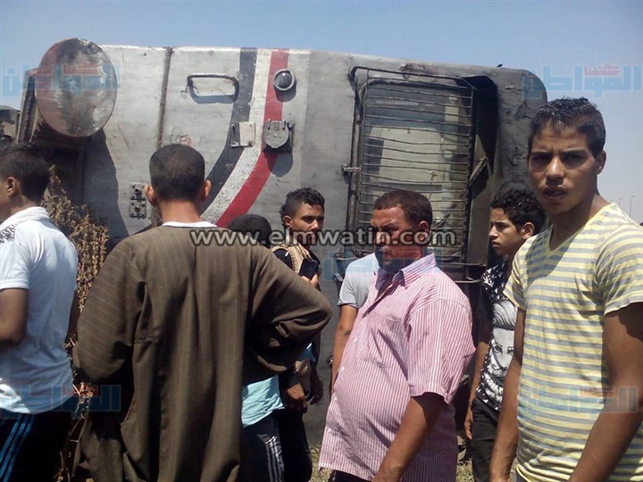 بالصور.. الأهالي يساعدون مصابي انقلاب قطار العياط