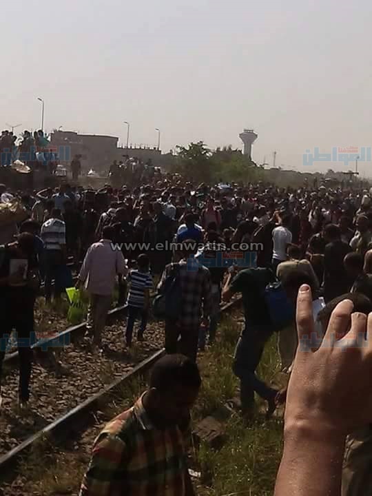 بالصور.. الأهالي يساعدون مصابي انقلاب قطار العياط