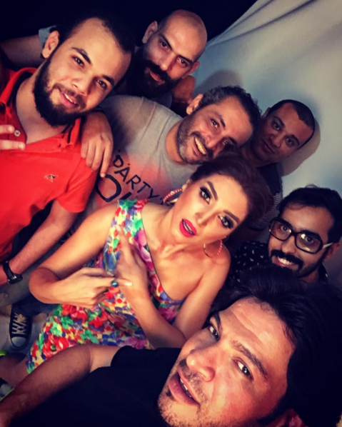 «روجينا» تشوق جمهورها بصورا من كواليس جلسات تصويرها