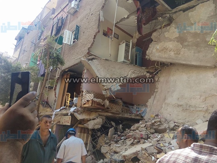 بالفيديو والصور.. اللحظات الأولى لانهيار عقار سكنى في الزواية الحمراء