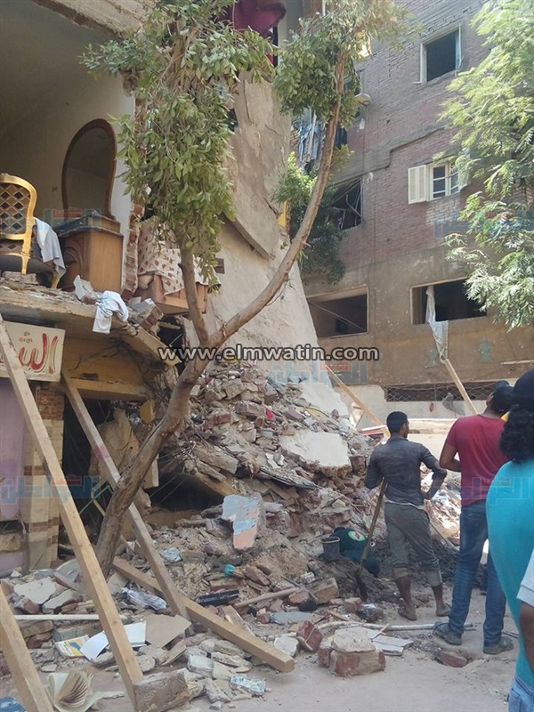 بالفيديو والصور.. اللحظات الأولى لانهيار عقار سكنى في الزواية الحمراء