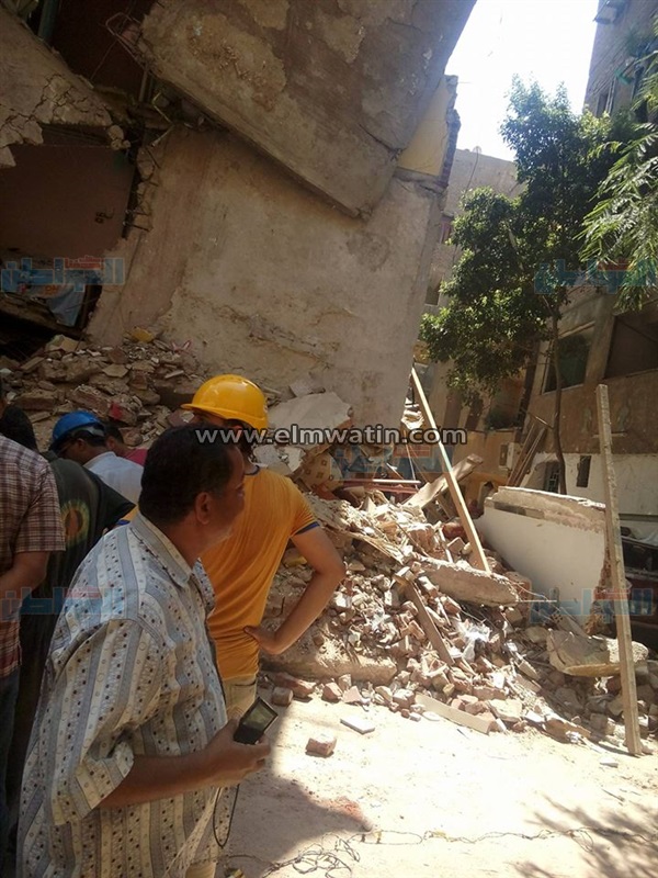بالفيديو والصور.. اللحظات الأولى لانهيار عقار سكنى في الزواية الحمراء