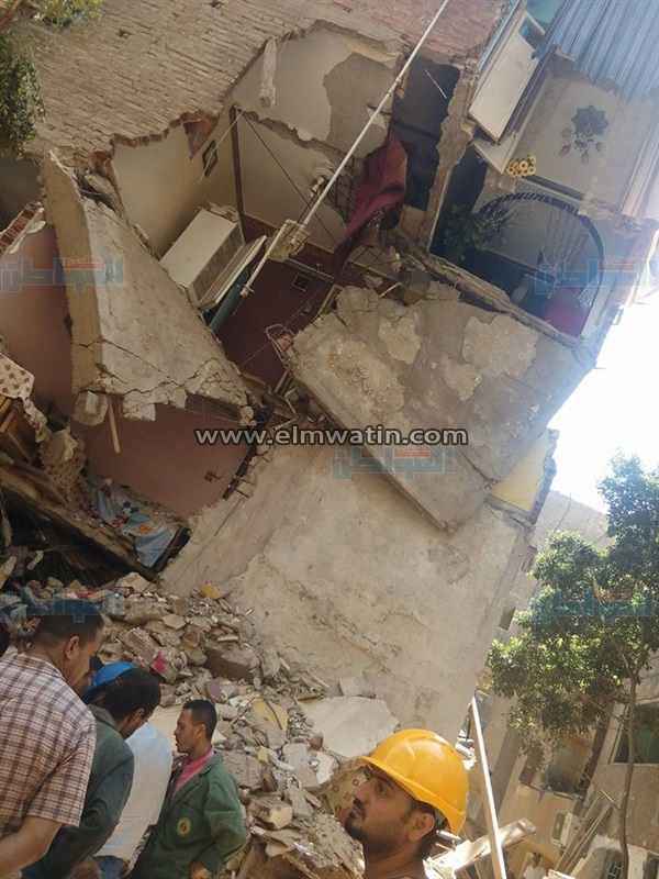 بالفيديو والصور.. اللحظات الأولى لانهيار عقار سكنى في الزواية الحمراء