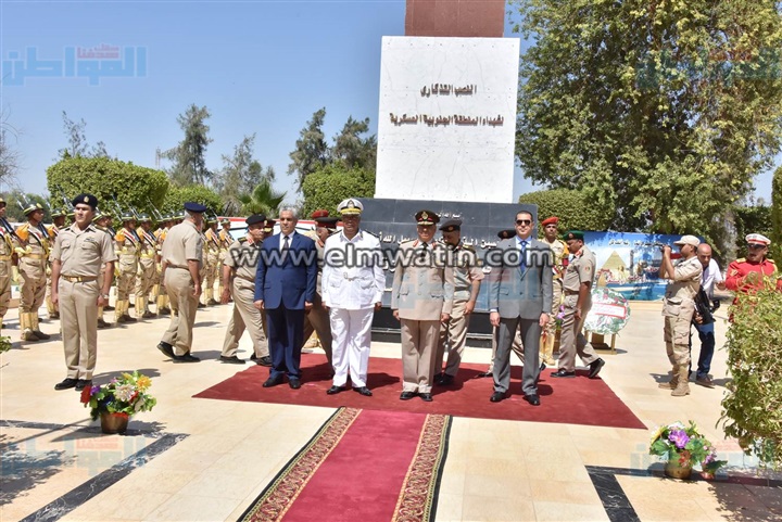 بالصور.. محافظ أسيوط يضع أكاليل الزهور على النصب التذكاري للشهداء