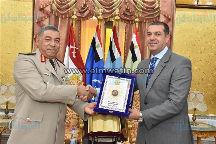 بالصور.. محافظ أسيوط يضع أكاليل الزهور على النصب التذكاري للشهداء