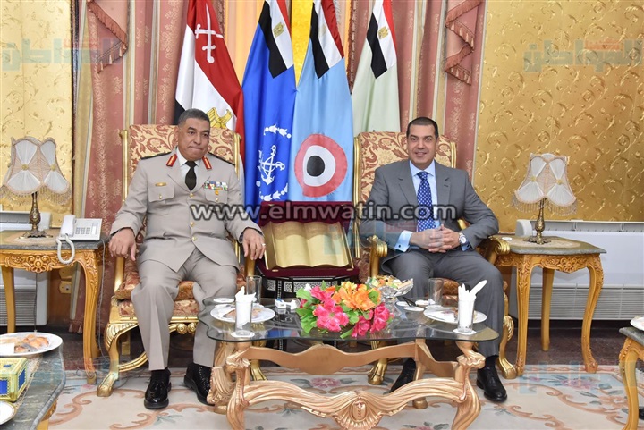 بالصور.. محافظ أسيوط يضع أكاليل الزهور على النصب التذكاري للشهداء