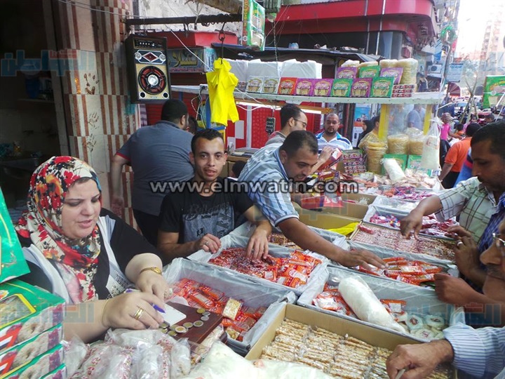 إقبال ضعيف على حلوى المولد بالإسكندرية لزيادة أسعارها
