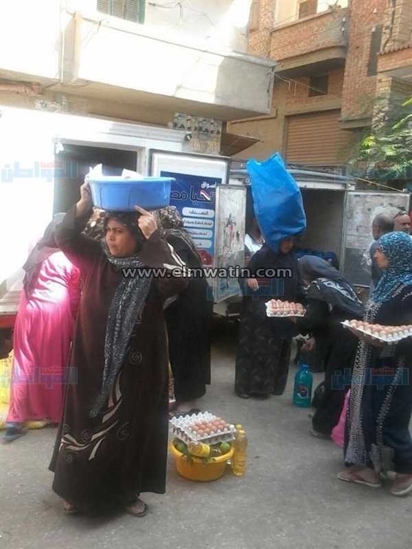 بالصور.. قوافل للسلع الغذائية لمواجهة ارتفاع الأسعار في الغربية