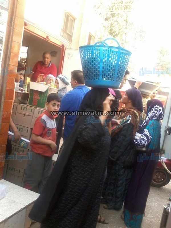 بالصور.. قوافل للسلع الغذائية لمواجهة ارتفاع الأسعار في الغربية