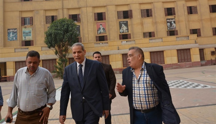 بالصور.. وزير التعليم يشدد على استخدام السبورات الذكية فى الفصول