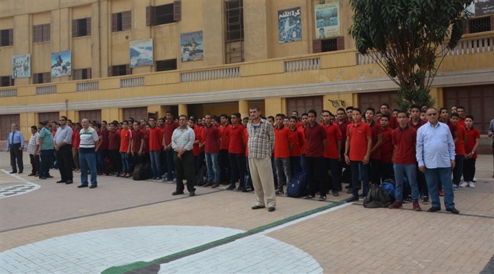 بالصور.. وزير التعليم يشدد على استخدام السبورات الذكية فى الفصول