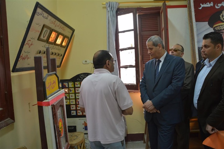 بالصور.. وزير التعليم يشدد على استخدام السبورات الذكية فى الفصول