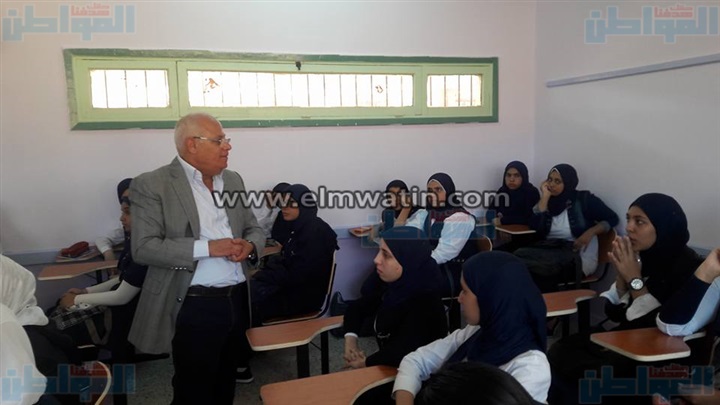 بالصور.. محافظ بورسعيد يواصل جولاته على المدارس