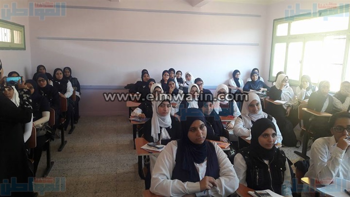 بالصور.. محافظ بورسعيد يواصل جولاته على المدارس