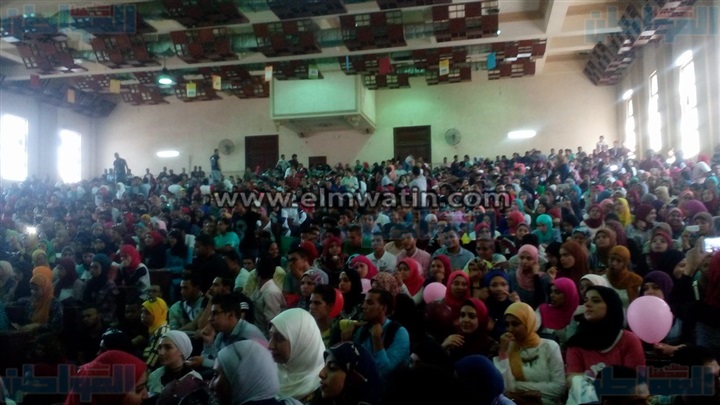 بالفيديو والصور..«آيه عبد الله» تغني بكلية تجارة القاهرة